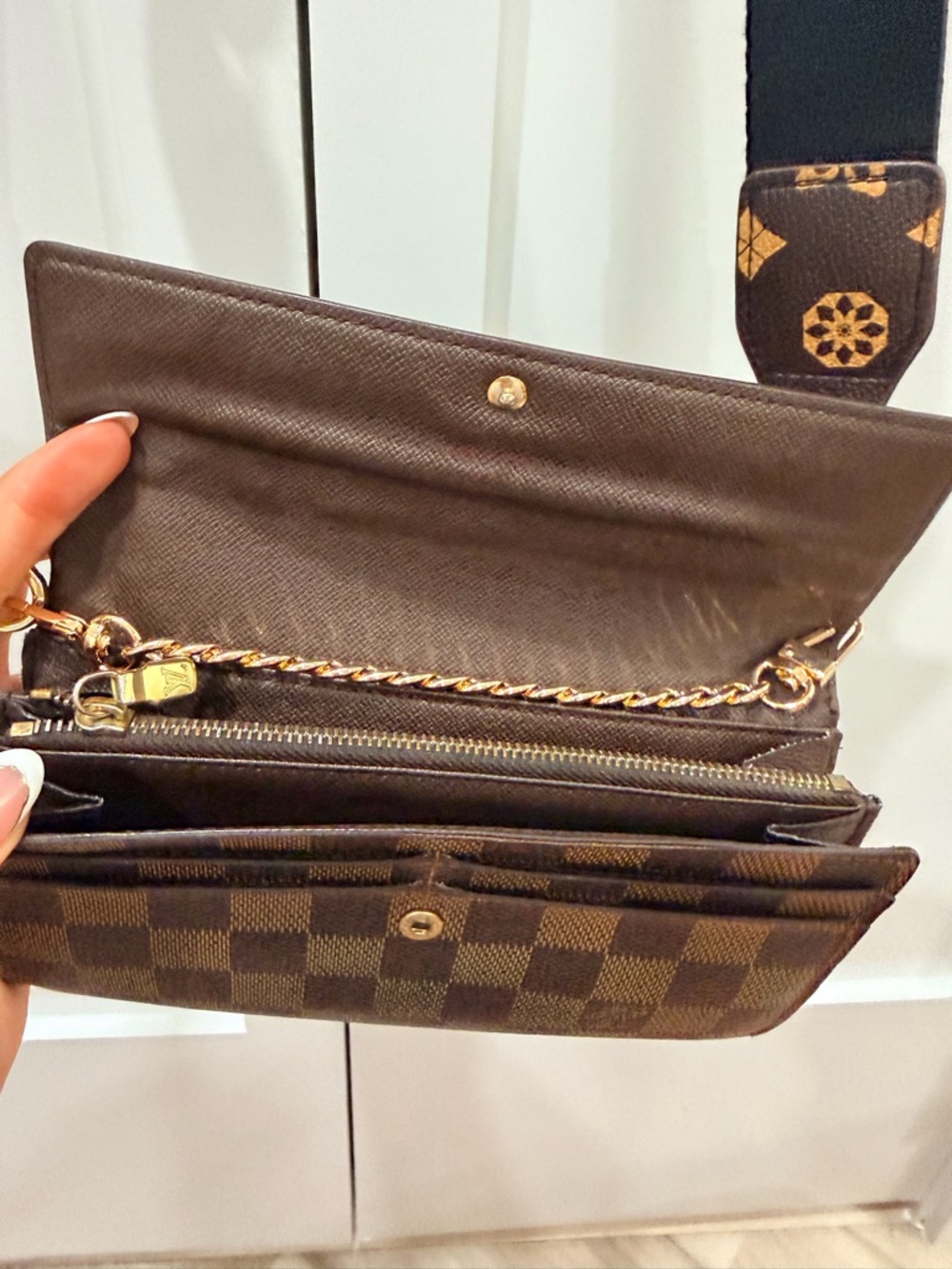 LV Damier Ebene Sarah Wallet, Bag Strap, Stellar Times EDP, Dust Bag✨ & COA!! - Picture 14 of 17